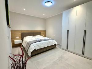 Giường trong phòng chung tại Central Boulevard Suites-Lushnje