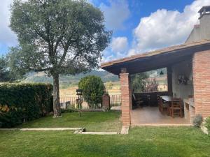 Cảnh núi rừng hoặc tầm nhìn ra núi từ nhà nghỉ dưỡng