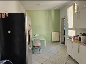 Kuchyň nebo kuchyňský kout v ubytování La Plasse, appartement familial au centre de Roanne + 1 fotografie