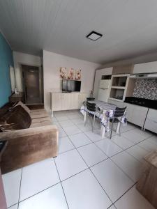 O bucătărie sau chicinetă la Apartamento completo