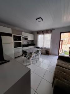 O bucătărie sau chicinetă la Apartamento completo