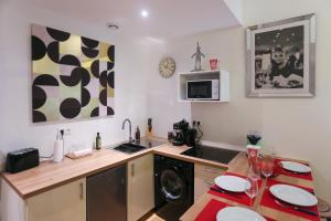 Köök või kööginurk majutusasutuses Appart Ciné Spa Amiens Cathédrale Parking Beffroi +7 fotot