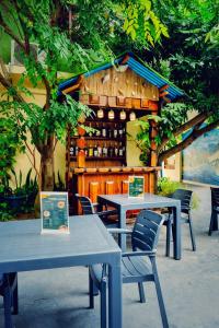 イニャンバネにあるHotel Bom Amigoのバーの前のテーブルと椅子