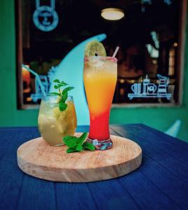 イニャンバネにあるHotel Bom Amigoの木のテーブルに置かれた飲み物