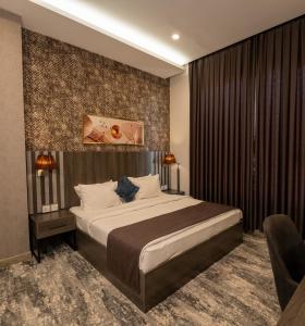 代胡克Wan Hotel的房间里有一张大床的卧室