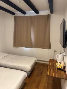 Una cama o camas en una habitación de Hotel ARC EN CIEL 2 fotos más