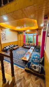 Khu vực ghế ngồi tại Ghar Homestay