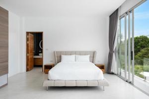 En eller flere senge i et værelse på Tropical 3 bedroom Pool Villa in Meanam + 23 billeder