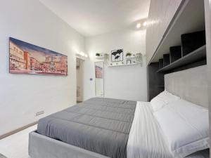 una camera da letto con un letto in una stanza bianca di Mondo House a Bologna Altre 37 foto