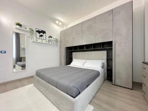 una camera da letto con un letto grande e un camino di Mondo House a Bologna