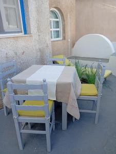 ペリッサにあるThe Bestのテーブル(椅子2脚付)、テーブル(白いテーブルクロス付)