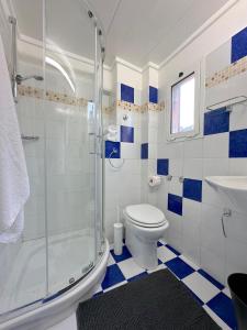 un bagno con doccia, WC e lavandino di Mondo House a Bologna