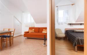 Beautiful Apartment In Bol With Wifi في بول: غرفة معيشة وغرفة نوم مع أريكة وطاولة