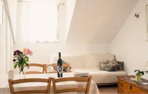 Beautiful Apartment In Bol With Wifi في بول: غرفة معيشة مع طاولة مع زجاجة نبيذ عليها +10 صور