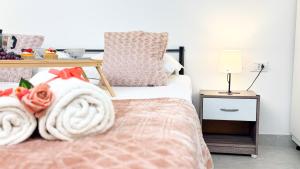 Ένα ή περισσότερα κρεβάτια σε δωμάτιο στο Sweet Apartment by Ca-Sa Check