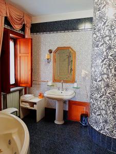 a bathroom with a sink and a bath tub at Vibo In Centro in Vibo Valentia