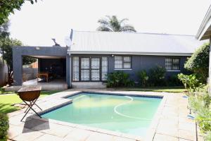 La alberca dentro o cerca de 28 on Francis