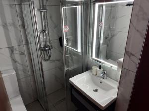 Ένα μπάνιο στο Hotel Reina +19 φωτογραφίες