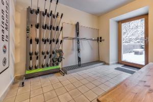 une chambre avec des bâtons de hockey sur le mur dans l'établissement AO HOUSE - Chalet PAN BENA, aux Houches