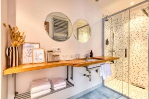 La salle de bains est pourvue d'une douche, d'un lavabo et d'un miroir. dans l'établissement AO HOUSE - Chalet PAN BENA, aux Houches 27 autres photos