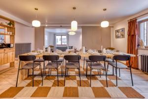 une salle à manger avec une grande table et des chaises dans l'établissement AO HOUSE - Chalet PAN BENA, aux Houches