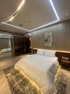 una grande camera da letto con un grande letto bianco di Chizzly Apartment a Bamgbose