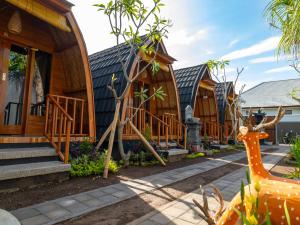 MantaakLumbung Lodge Lovina的度假村的一排别墅 更多8张照片