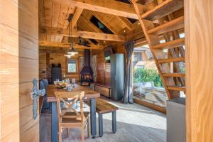 Tanča GoraWood House Bela Krajina - Happy Rentals的小屋内带桌椅的用餐室
