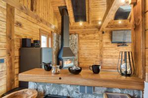Tanča GoraWood House Bela Krajina - Happy Rentals的小木屋内的厨房配有炉灶 更多35张照片