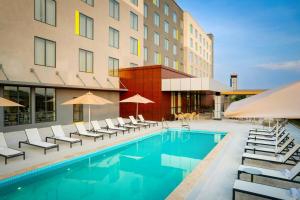 Bazén v ubytování Courtyard by Marriott Cheddi Jagan International Airport, Guyana nebo v jeho okolí