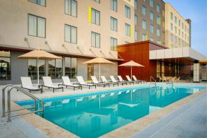 Bazén v ubytování Courtyard by Marriott Cheddi Jagan International Airport, Guyana nebo v jeho okolí