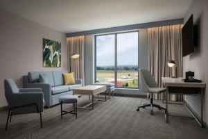 TV a/nebo společenská místnost v ubytování Courtyard by Marriott Cheddi Jagan International Airport, Guyana