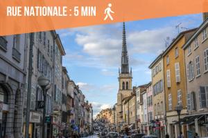 uma vista de uma rua da cidade com uma torre em Charmant logement Villefranche em Villefranche-sur-Saône mais 7 fotografias