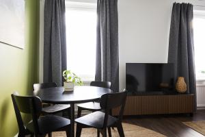Un comedor con mesa y sillas y un televisor. en Renovated 1BR Apt in Turku Downtown with Best Location, en Turku 16 fotos más