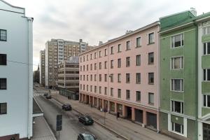 Una vista de una calle de la ciudad con edificios y coches. en Renovated 1BR Apt in Turku Downtown with Best Location, en Turku