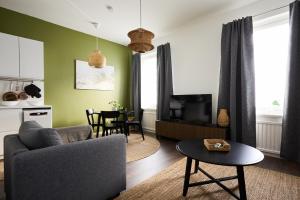 una sala de estar con un sofá y una mesa en Renovated 1BR Apt in Turku Downtown with Best Location, en Turku
