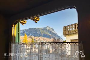 una finestra del treno con vista su una montagna di Suite Villa Francesca a Cortina dʼAmpezzo Altre 5 foto