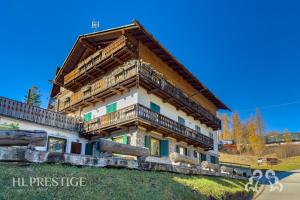 una casa con balconi in legno sul lato di Suite Villa Francesca a Cortina dʼAmpezzo