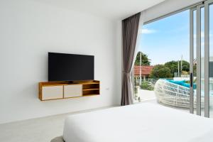 Et tv og/eller underholdning på Tropical 3 bedroom Pool Villa in Meanam