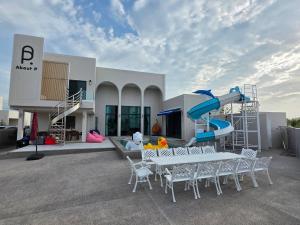 een speeltuin met een glijbaan in een gebouw bij About P พูลวิลล่า ชะอำ in Ban Phu Wai