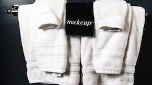 The Ipswich Inn في إبسوتش: سترتان أبيضتان معلقتان على رف