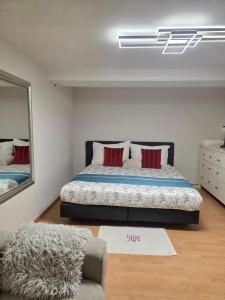 Ліжко або ліжка в номері Hello Zimmer +4 фото