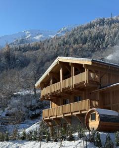 VillarogerSomptueux Chalet 12 personnes - Villaroger的雪中一座大型木制建筑