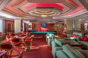 un casino con sofás y mesas de billar en Club Hotel Sera, en Antalya