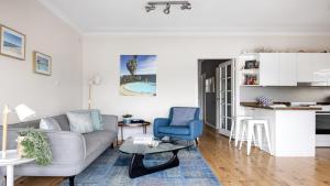 Pretty BeachNumber 96 At Pretty Beach By Holidayco的客厅里有一张沙发和一张桌子。