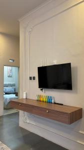 Μια τηλεόραση ή/και κέντρο ψυχαγωγίας στο ADS House Padalarang - Guesthouse Aesthetic