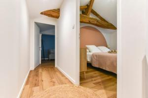 PrisséLe Chardonnay T3, terrasse 30 m2 & parking privé的带一张床的卧室和走廊