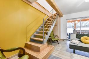 PrisséLe Chardonnay T3, terrasse 30 m2 & parking privé的客厅设有楼梯和黄色的墙壁
