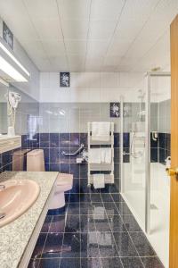 Η κουζίνα ή μικρή κουζίνα στο Contact Hôtel des Deux Moulins Limoges - Proche de la gare +16 φωτογραφίες