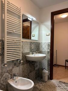 um banheiro com uma pia e um espelho em Villa La Stella em Florença